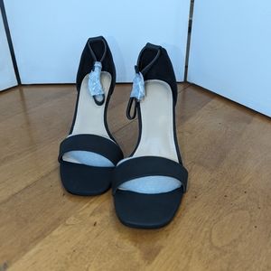 NWOT Women's Black Ankle Strap Pumps
